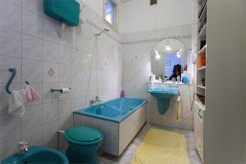 Eladó, kiadó Szeged belvárosi polgári lakás fürdőszobája, fürdőkád, mosdó, WC, bidé, padlófűtés